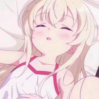 保姆将幼童关狗笼自己只顾玩手机